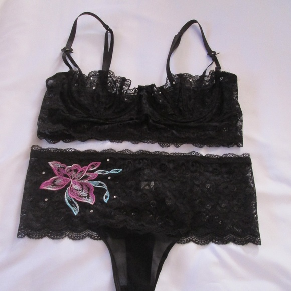 FREDRICKS OF HLYWOOD EMBELLISHED BRA/THONG SET NWT